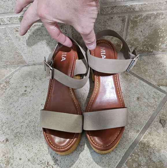 MIA 9.5 Taupe Wood Platform Sandals Strappy Buckle Retro 70s Y2K Chunky Heels - Picture 4 of 8